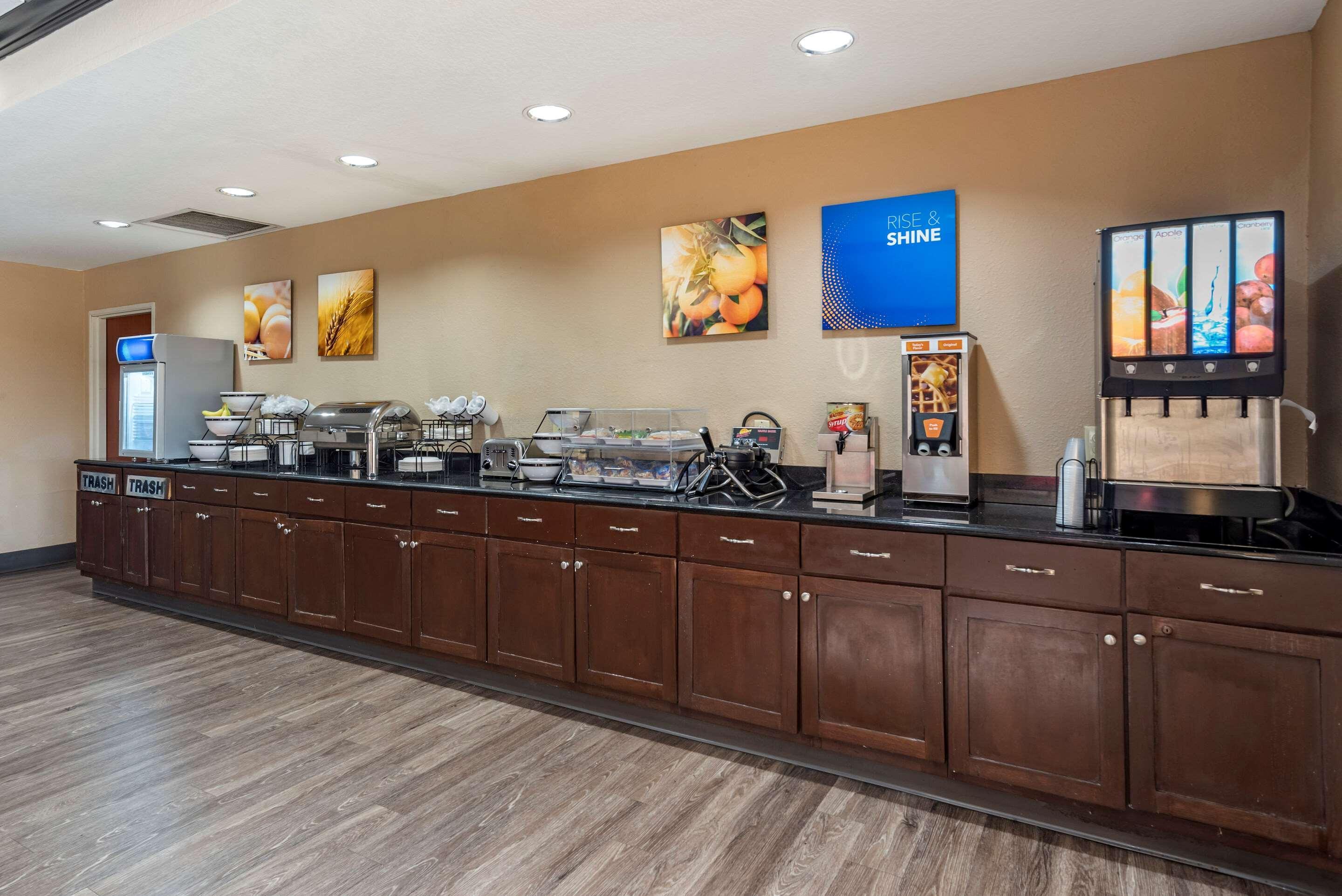 קלינטון Comfort Inn & Suites מראה חיצוני תמונה